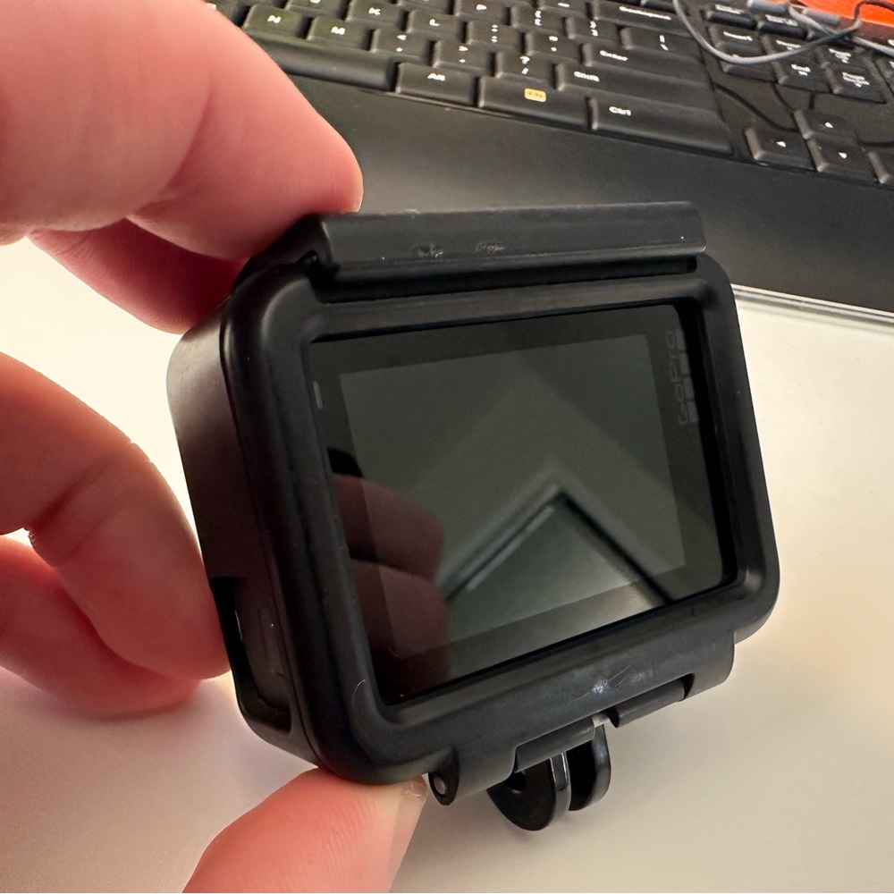 GoPro Silver 7 and accessory case - Picture 7 of 8